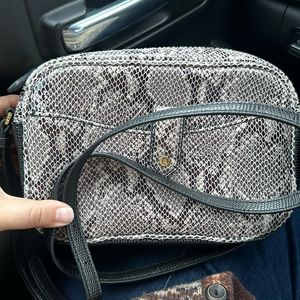 G.I.L.I leather crossbody bag